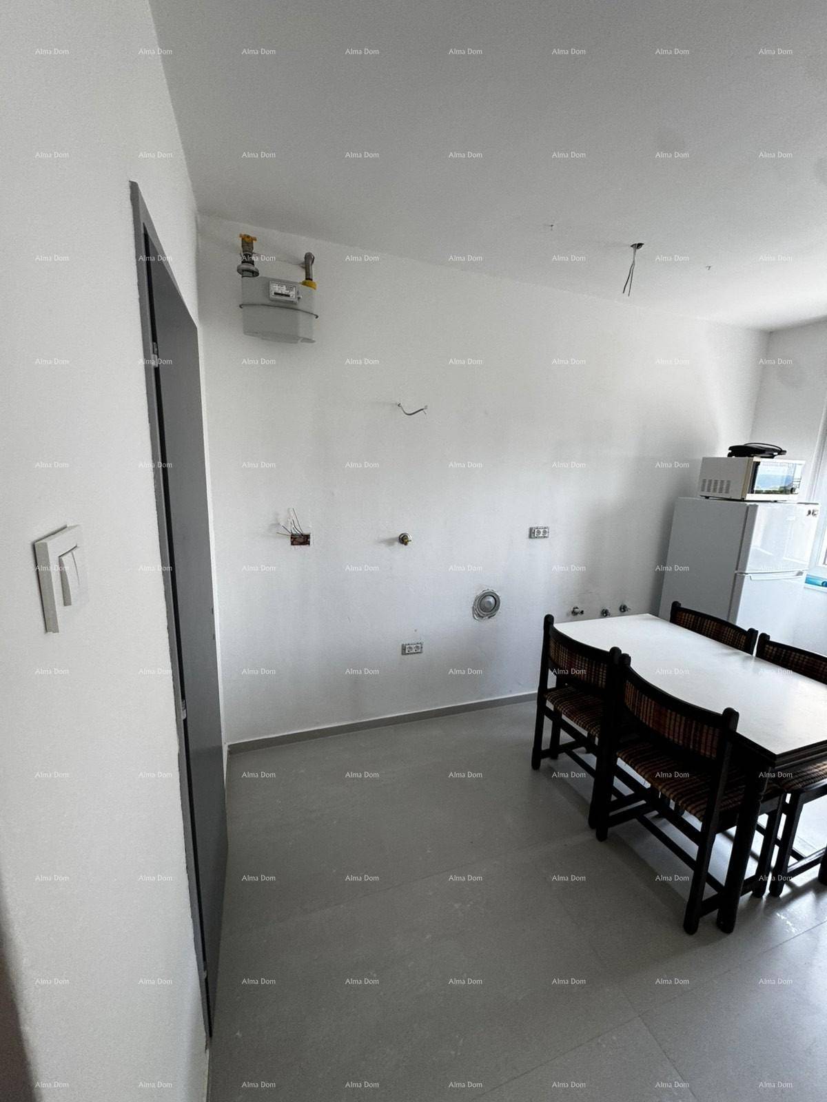 Küche mit Fliesenboden und vorbereiteten Anschlüssen für die Kücheninstallation.