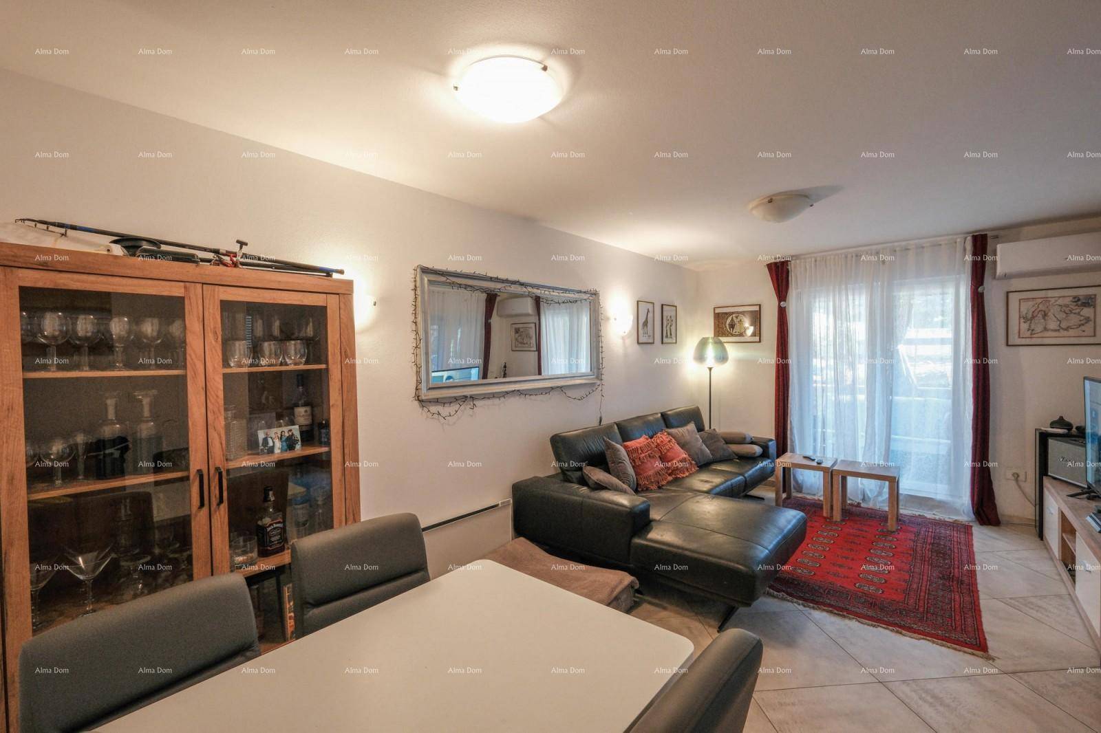 Kombinierter Wohn- und Essbereich mit Ledersofa, Esstisch und Vitrinenschrank.