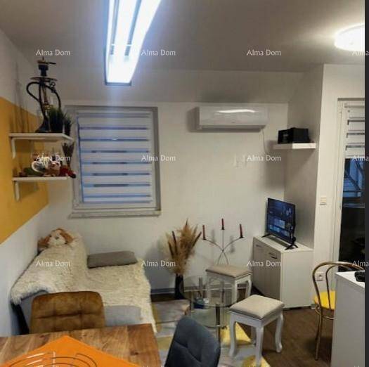 Gemütlicher Wohnbereich mit Sofa, Fernseher und Klimaanlage, dekoriert mit gelben Regalen.