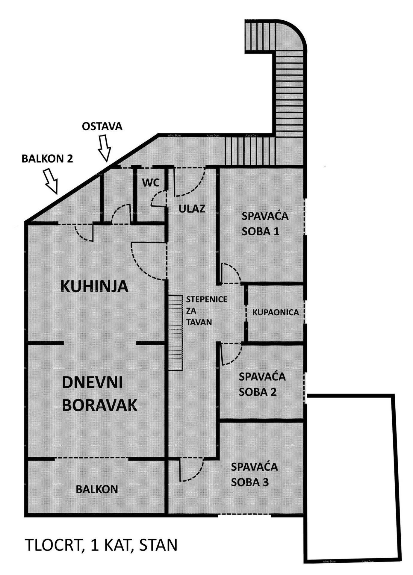 Grundriss des ersten Stocks mit Wohnzimmer, Küche, drei Schlafzimmern und zwei Balkonen.