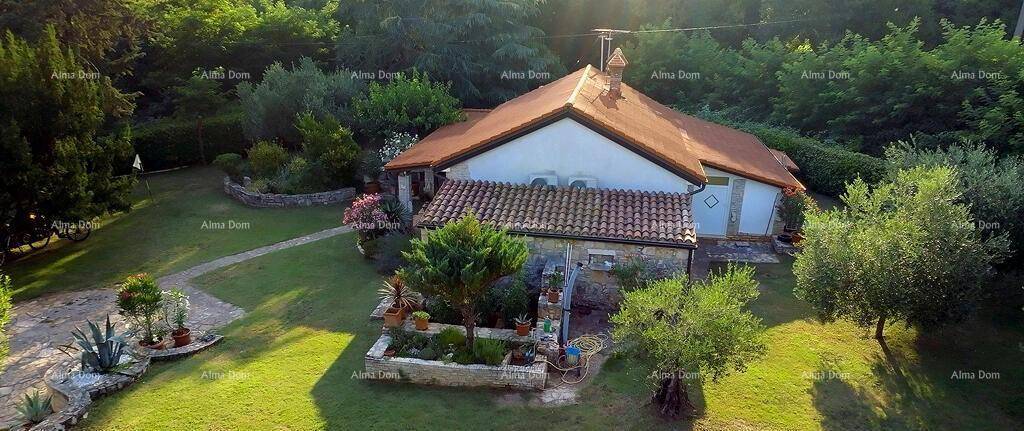 Luftaufnahme des Anwesens mit einem traditionellen Steinhaus und einem weitläufigen, grünen Gartenbereich.