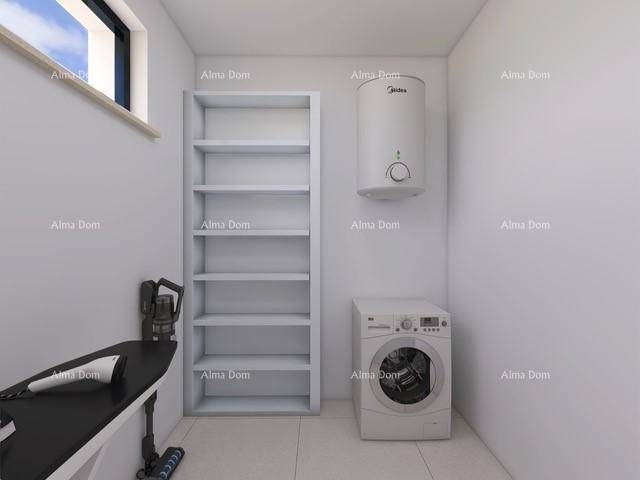 Praktischer Hauswirtschaftsraum mit Waschmaschine, Warmwasserbereiter und Regalsystem.