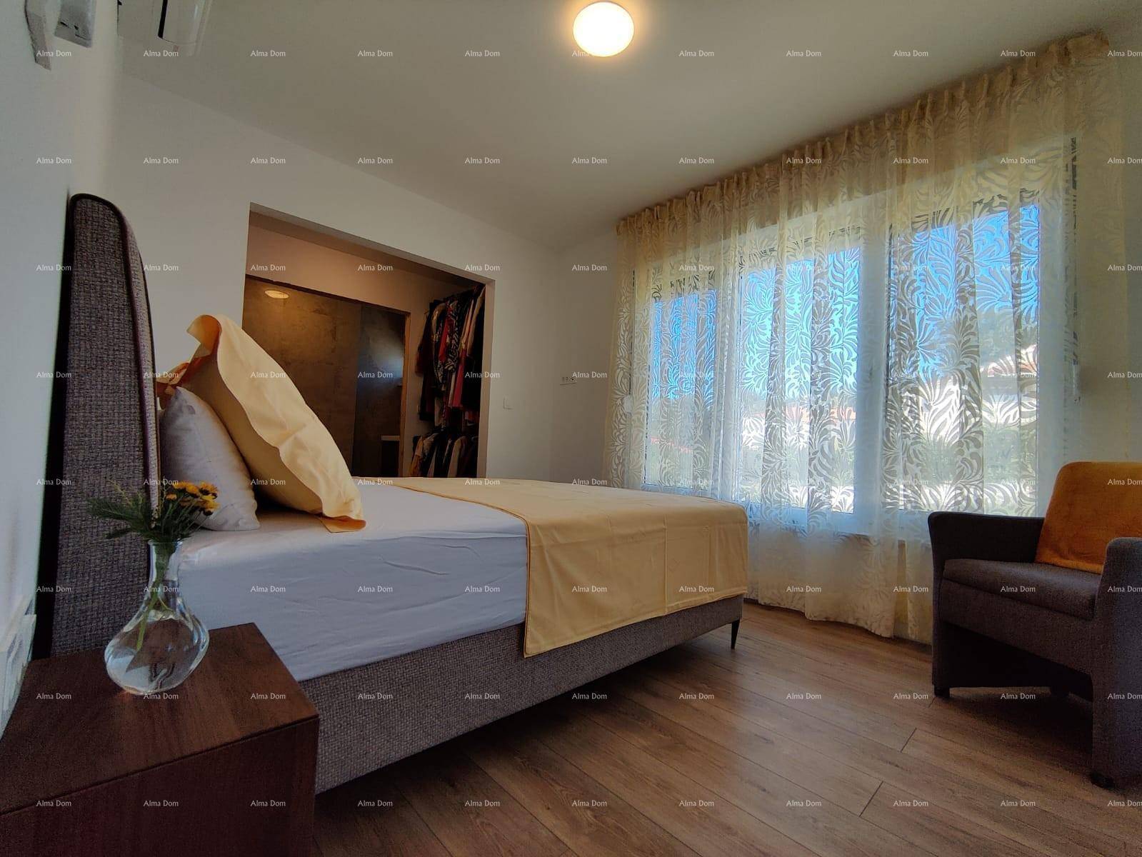 Gemütliches Schlafzimmer mit Holzboden, großem Bett und Blick auf den Ankleidebereich.