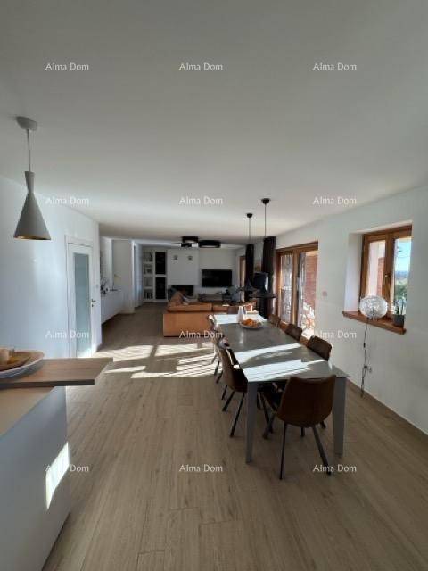 Heller Wohn- und Essbereich mit großem Esstisch und Blick auf den angrenzenden Wohnbereich.