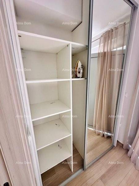 Geräumiger Einbauschrank mit mehreren Regalböden für zusätzlichen Stauraum.
