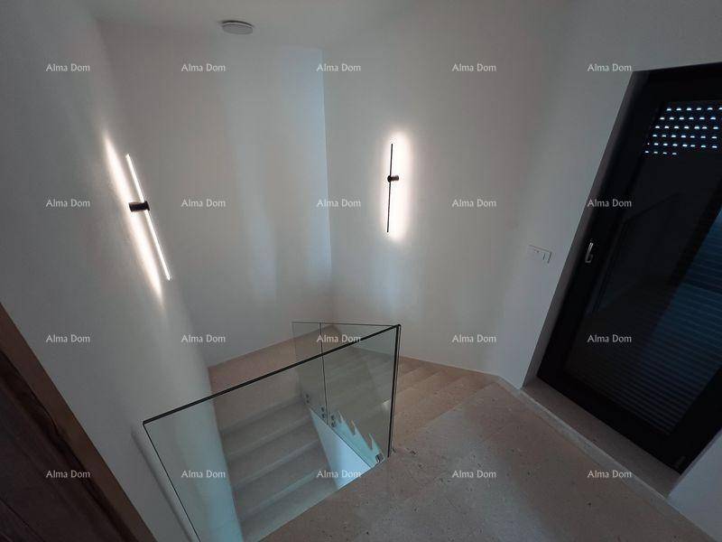 Treppenhaus mit modernem Glasgeländer und Eingangstür mit dekorativem Glaseinsatz.