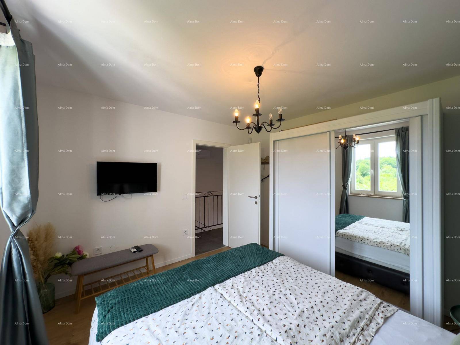 Geräumiges Schlafzimmer mit Schiebetürenschrank, Doppelbett und Blick auf die Landschaft.
