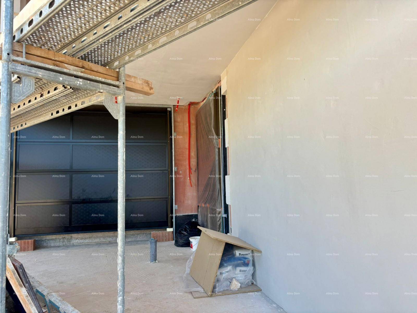 Innenansicht einer Garage im Rohbau mit installierten Toren und vorbereiteten Wänden.