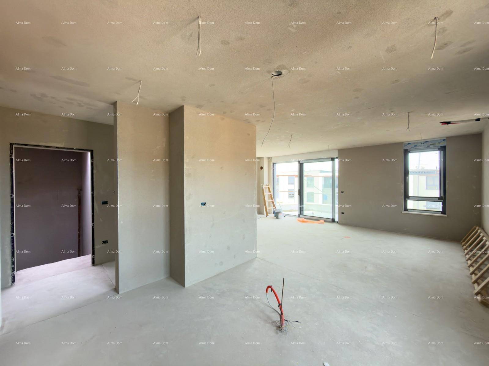 Unfertiger Innenraum mit Rohbauwänden, Betonboden und großen Fenstern, bereit für den Ausbau.