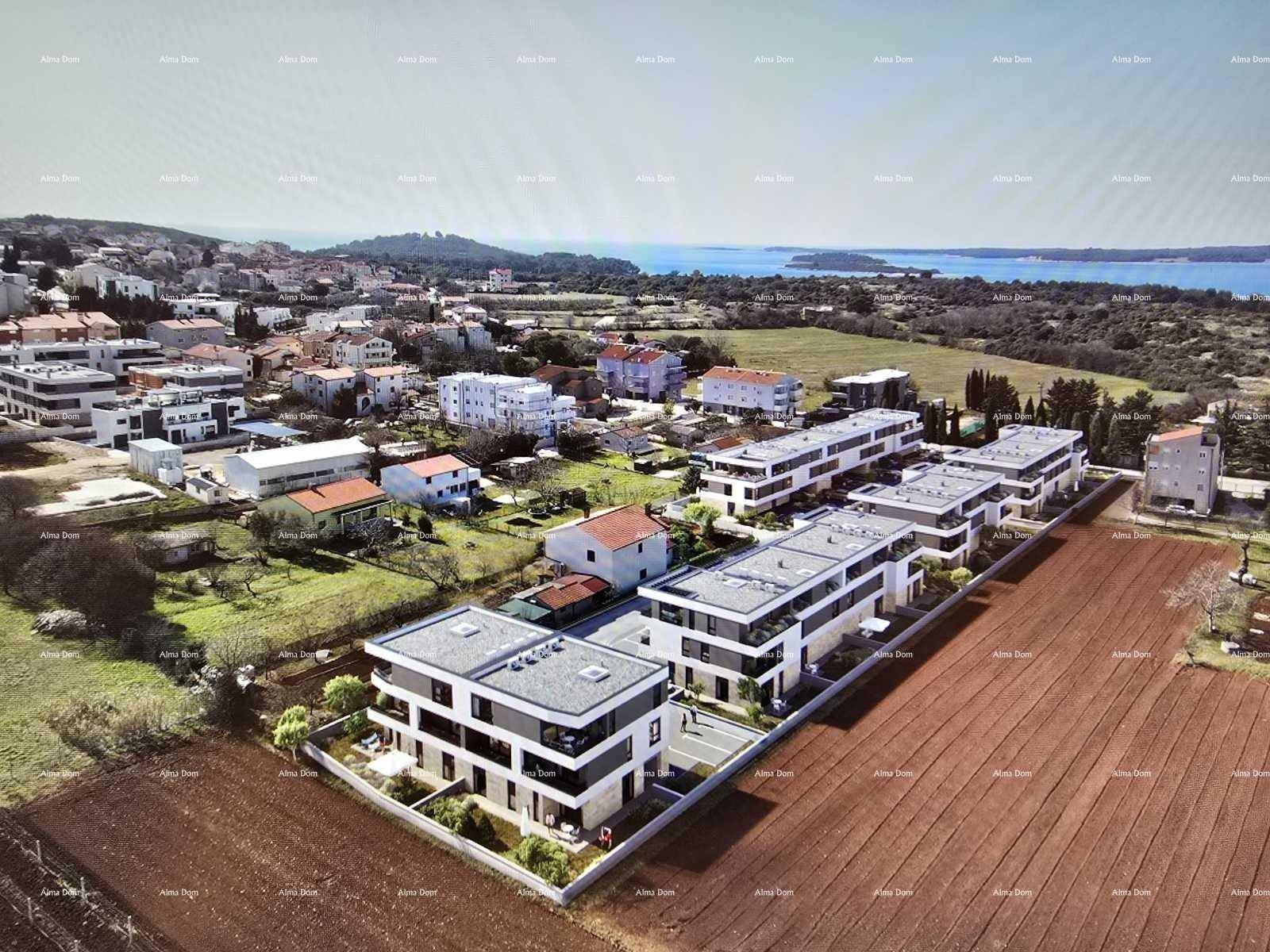 Luftaufnahme des Wohnkomplexes mit Blick auf die Küste und das Meer in der Ferne.