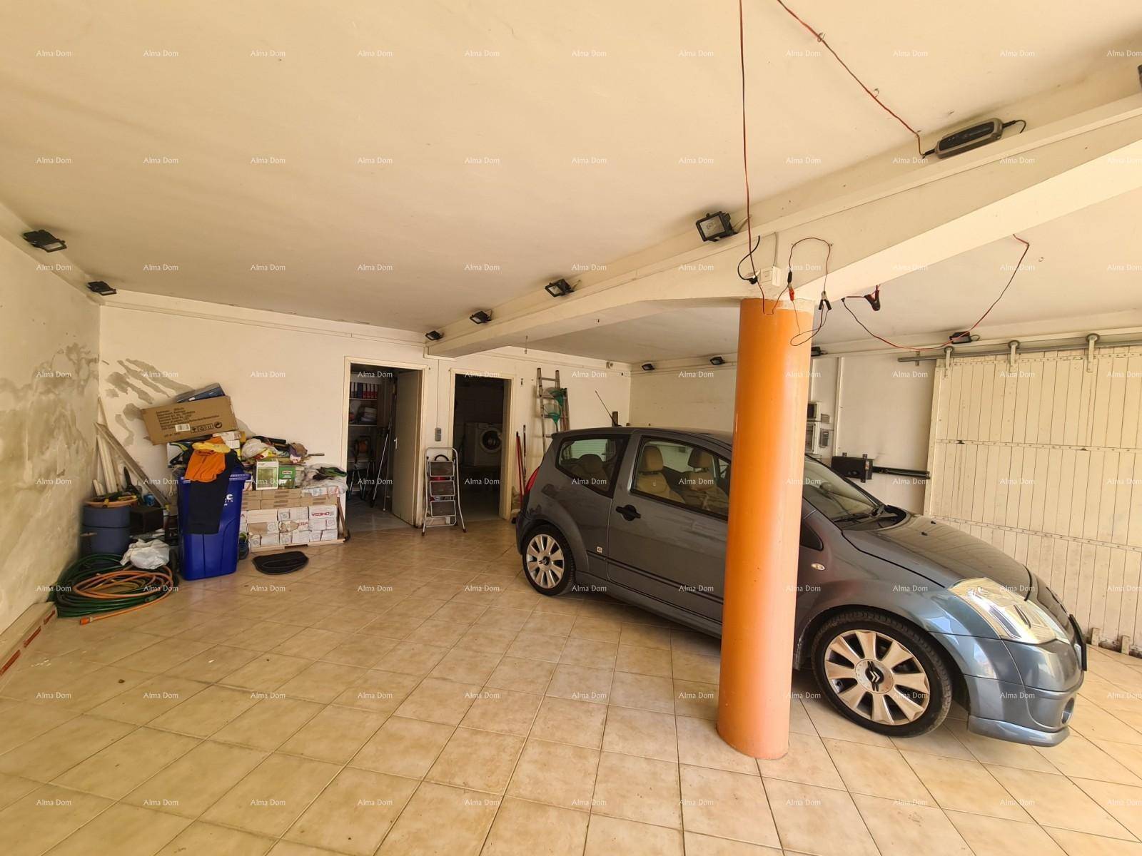 Geräumige Garage mit Platz für ein Fahrzeug und Stauraum.