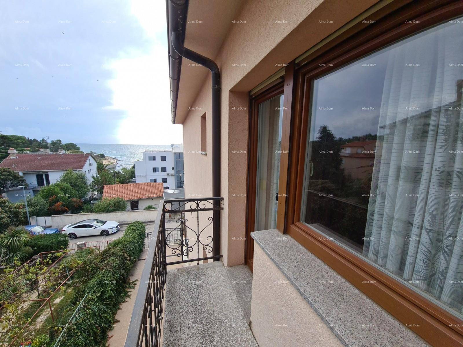Balkon mit Meerblick und schmiedeeisernem Geländer, ideal für entspannte Momente.