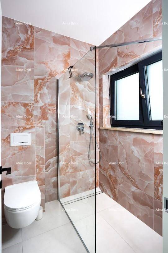 Elegantes Badezimmer mit begehbarer Dusche, Wand-WC und Fenster.