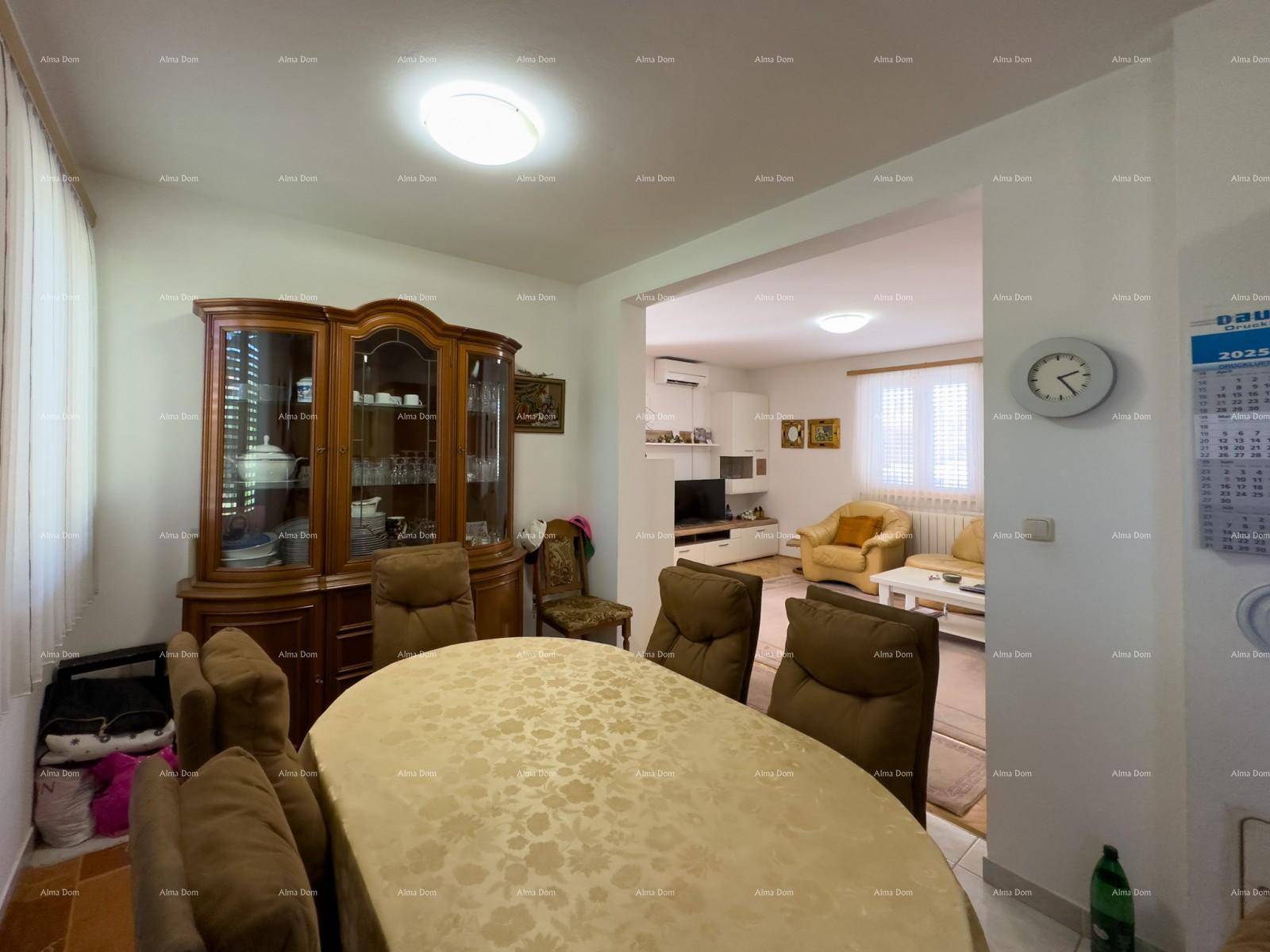 Essbereich mit Blick auf das Wohnzimmer, ausgestattet mit einem Esstisch und Stühlen.