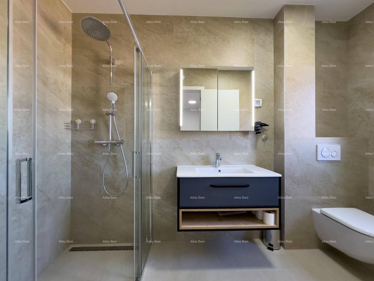 Modernes Badezimmer mit begehbarer Dusche, eleganten Fliesen, wandmontiertem WC und Einzelwaschbecken.