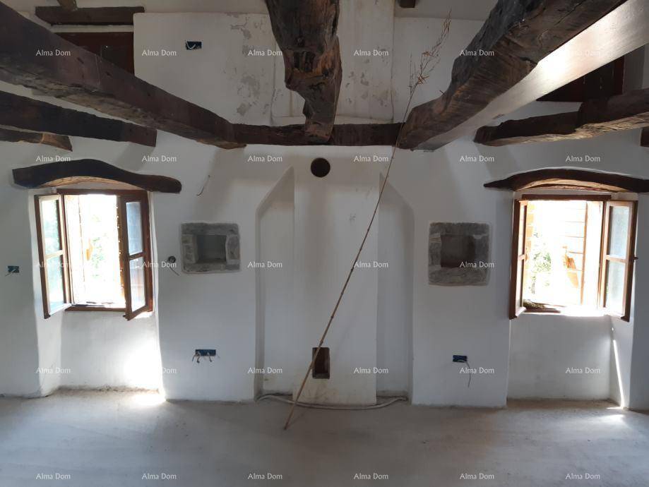 Heller Innenraum mit zwei Fenstern und freiliegenden Holzbalken, ideal für Renovierung.
