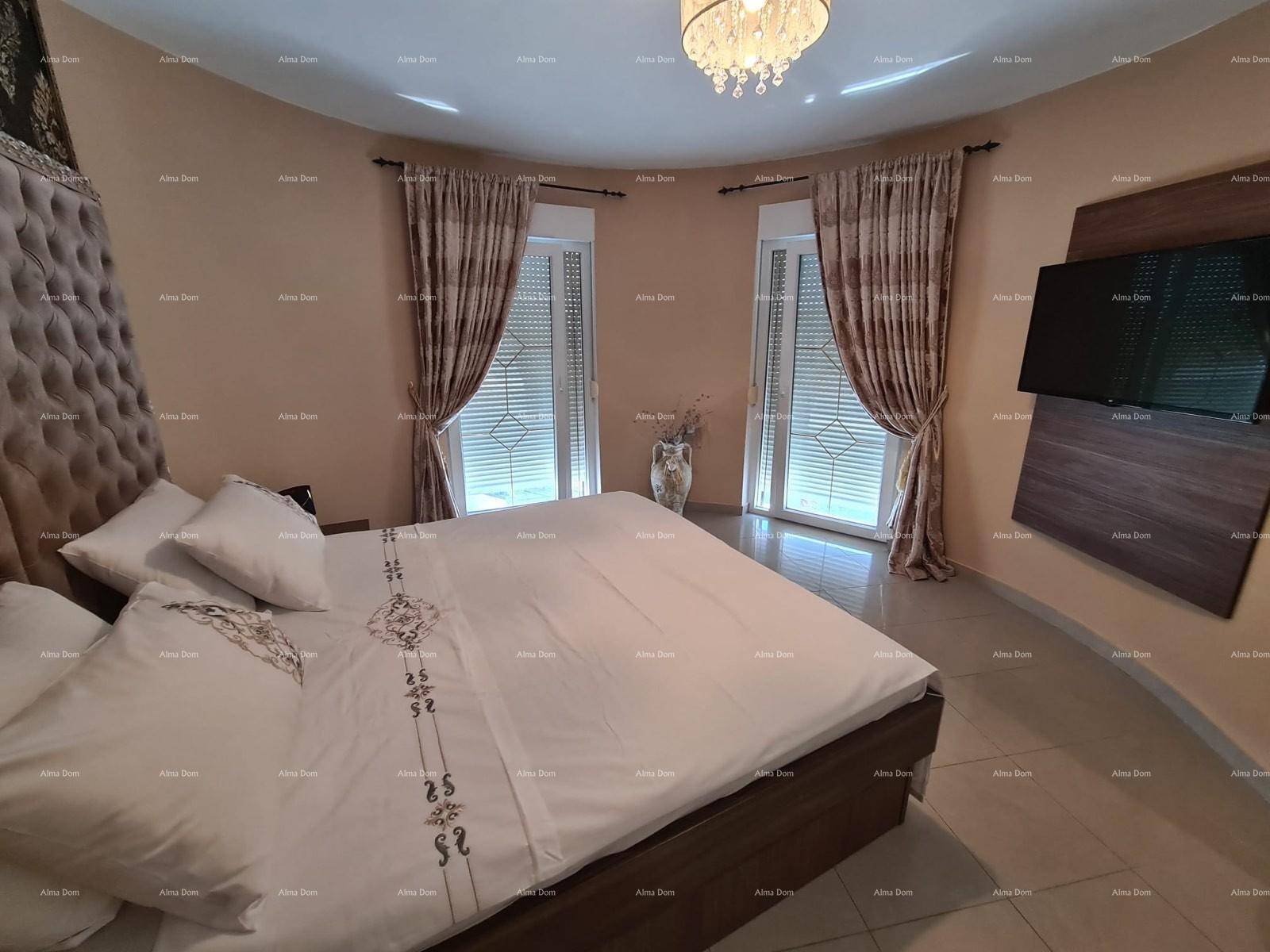 Elegantes Schlafzimmer mit großem Bett, dekorativen Vorhängen und Fliesenboden.