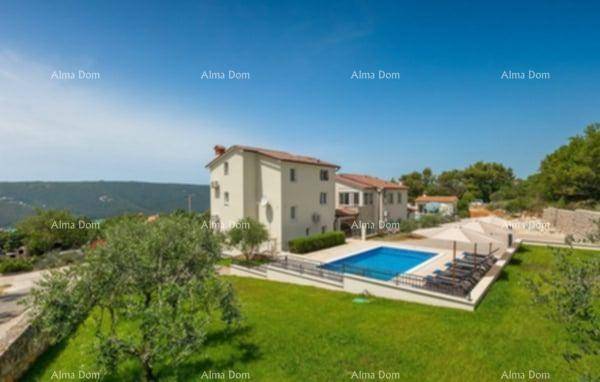 Weitläufige Außenansicht des Anwesens mit Haus, Pool und weitläufigen Grünflächen in hügeliger Landschaft.