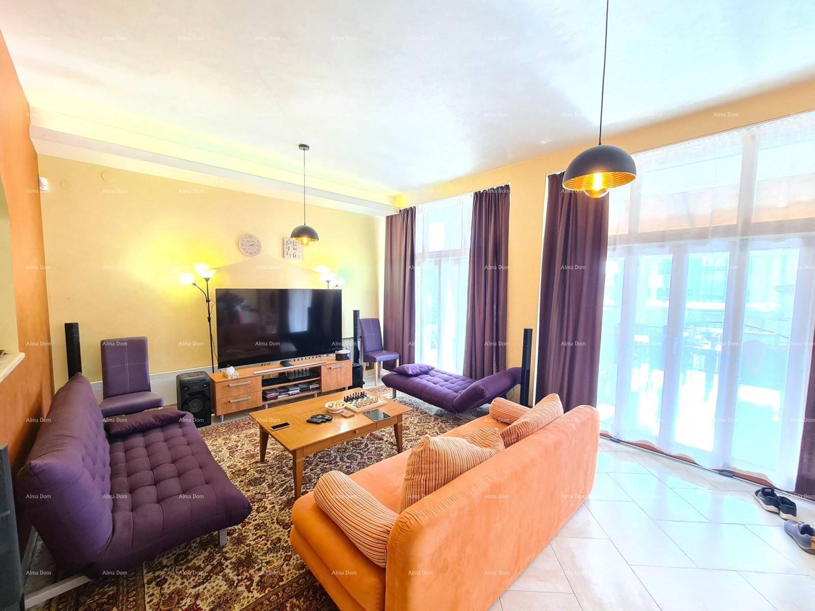 Geräumiges Wohnzimmer mit bequemen Sofas, Fliesenboden und großen Fenstern.