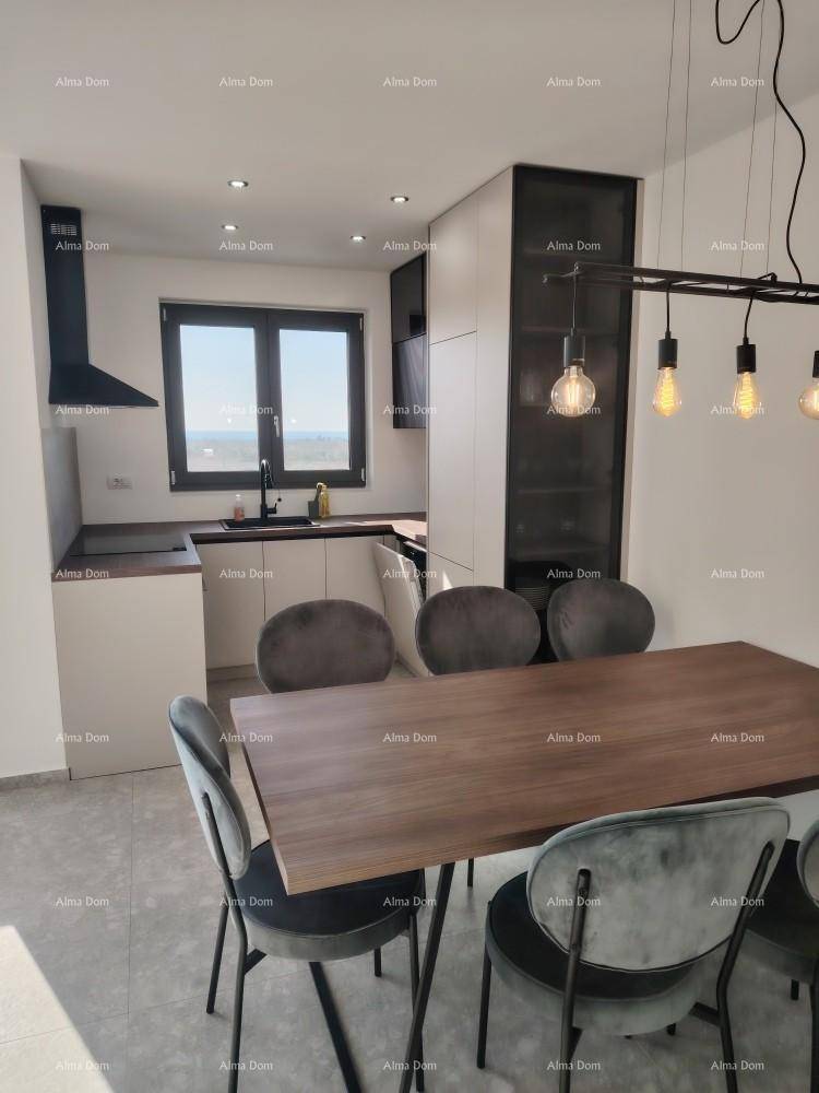 Essbereich mit modernem Holztisch und Samtstühlen, angrenzend an eine stilvolle Küche.