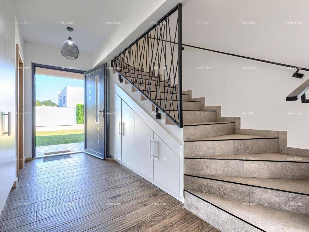 Heller Eingangsbereich mit moderner Treppe, Geländer und integriertem Stauraum.