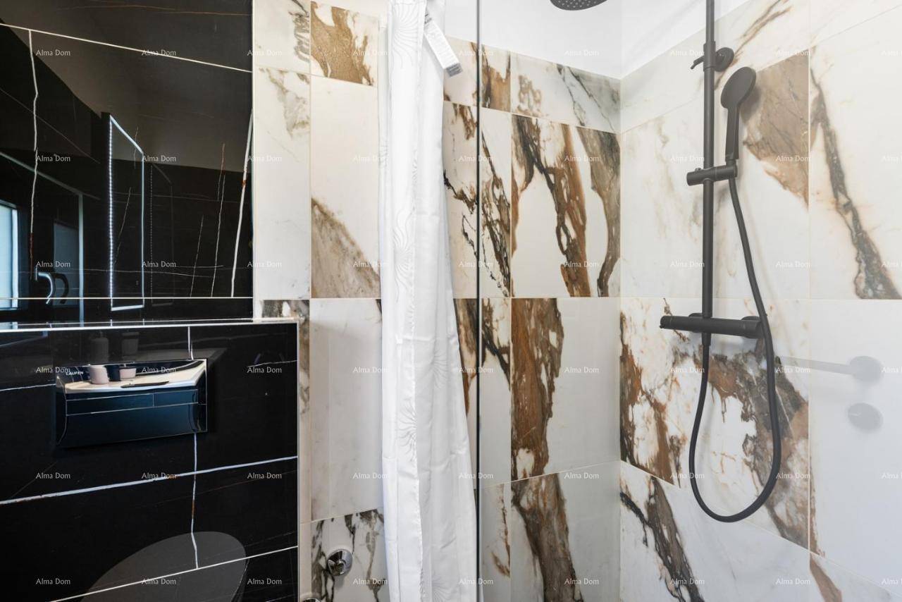 Modernes Badezimmer mit begehbarer Dusche, eleganten Marmorfliesen und stilvollen schwarzen Armaturen.