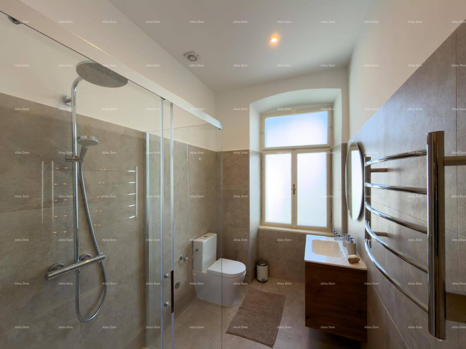 Zeitgemäßes Badezimmer mit ebenerdiger Dusche, Wand-WC, Holzwaschtisch und beheiztem Handtuchhalter.