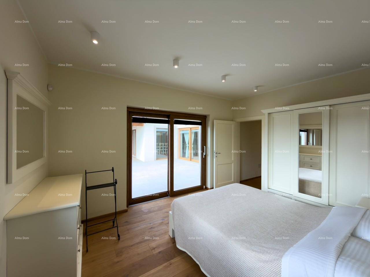 Geräumiges Schlafzimmer mit Doppelbett, Kommode, Kleiderschrank und Zugang zur Terrasse.