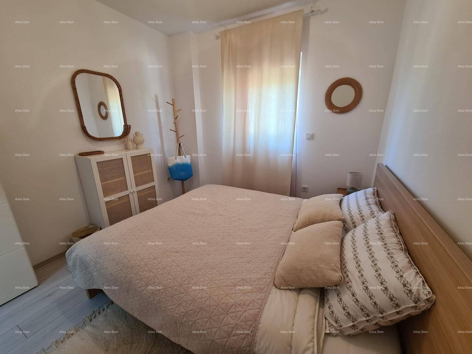 Helles Schlafzimmer mit Doppelbett, Holzboden und schlichter, moderner Einrichtung für eine ruhige Atmosphäre.