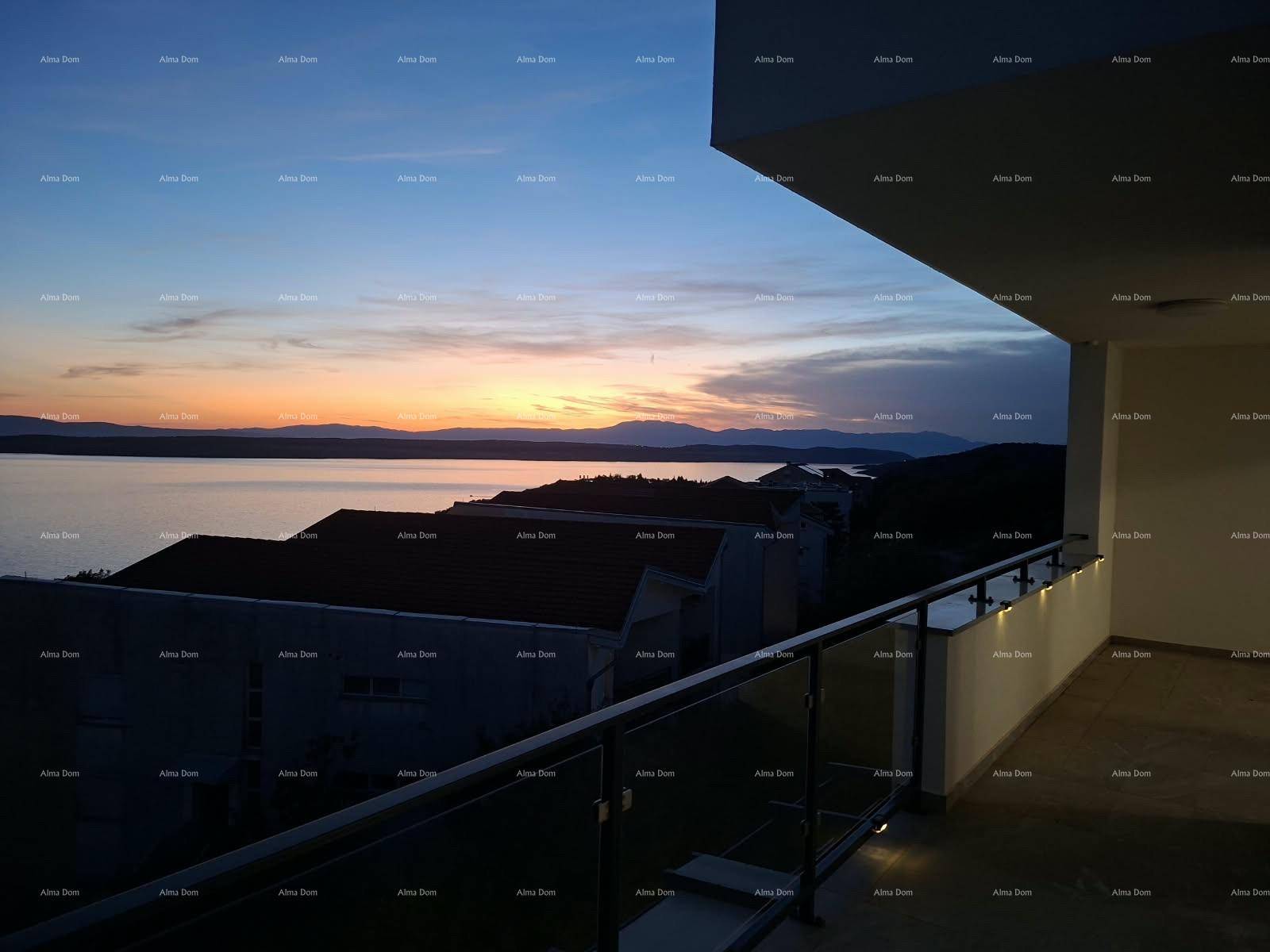 Balkon bei Sonnenuntergang mit stimmungsvoller Beleuchtung und malerischem Blick auf das Meer.