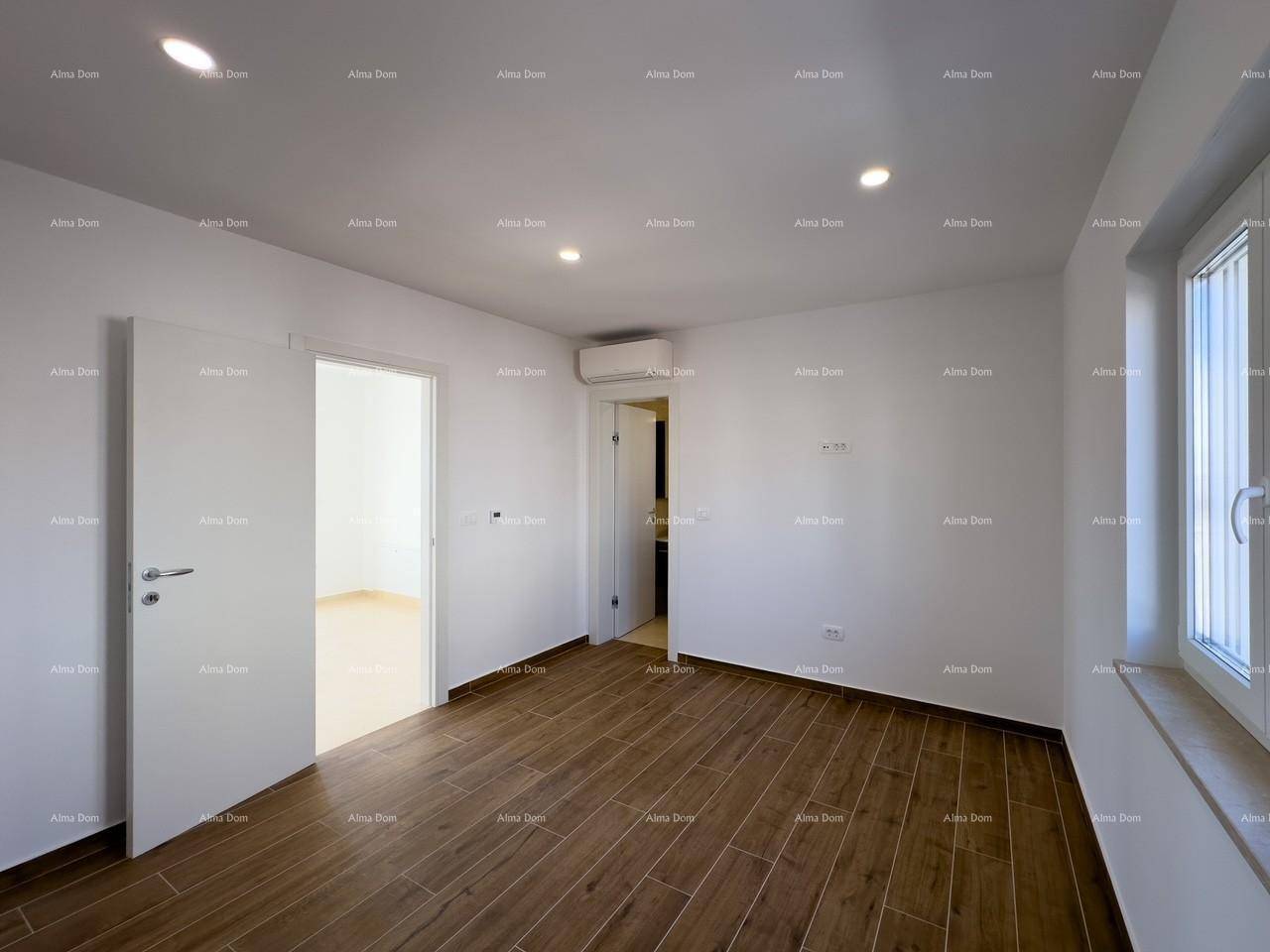 Geräumiges, helles Zimmer mit Holzfliesen, Einbaustrahlern und Klimaanlage.