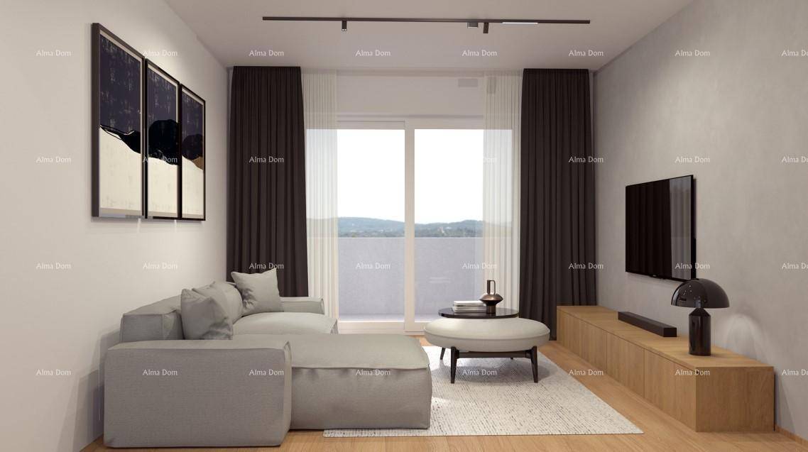 Helles Wohnzimmer mit großem Fenster, bequemer Couch und weitem Ausblick.