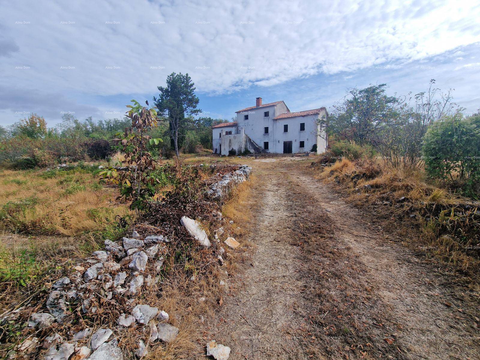Traditionelles Gebäude in ländlicher Umgebung mit unfertigem Außenbereich und einem Feldweg.