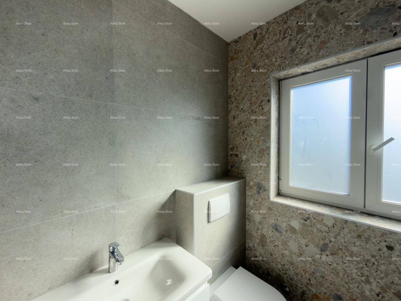 Modernes Badezimmer mit großformatigen Fliesen, Wand-WC, Waschbecken und Fenster.