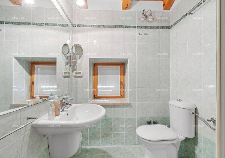 Modernisiertes Badezimmer mit Waschbecken, WC, Dusche und großem Spiegel.