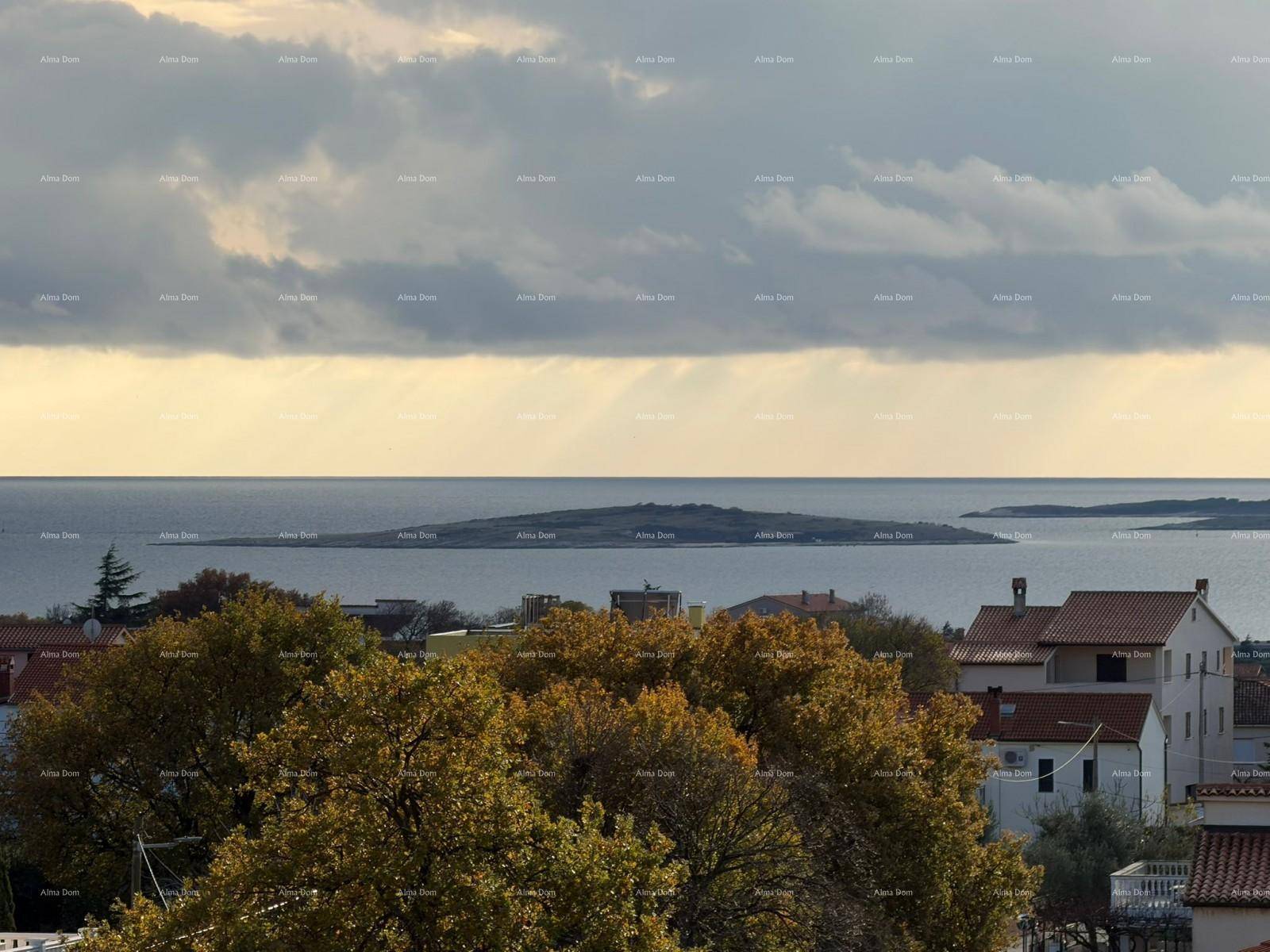 Weiter Blick über Dächer und Bäume auf das ruhige Meer mit einer kleinen Insel am Horizont.