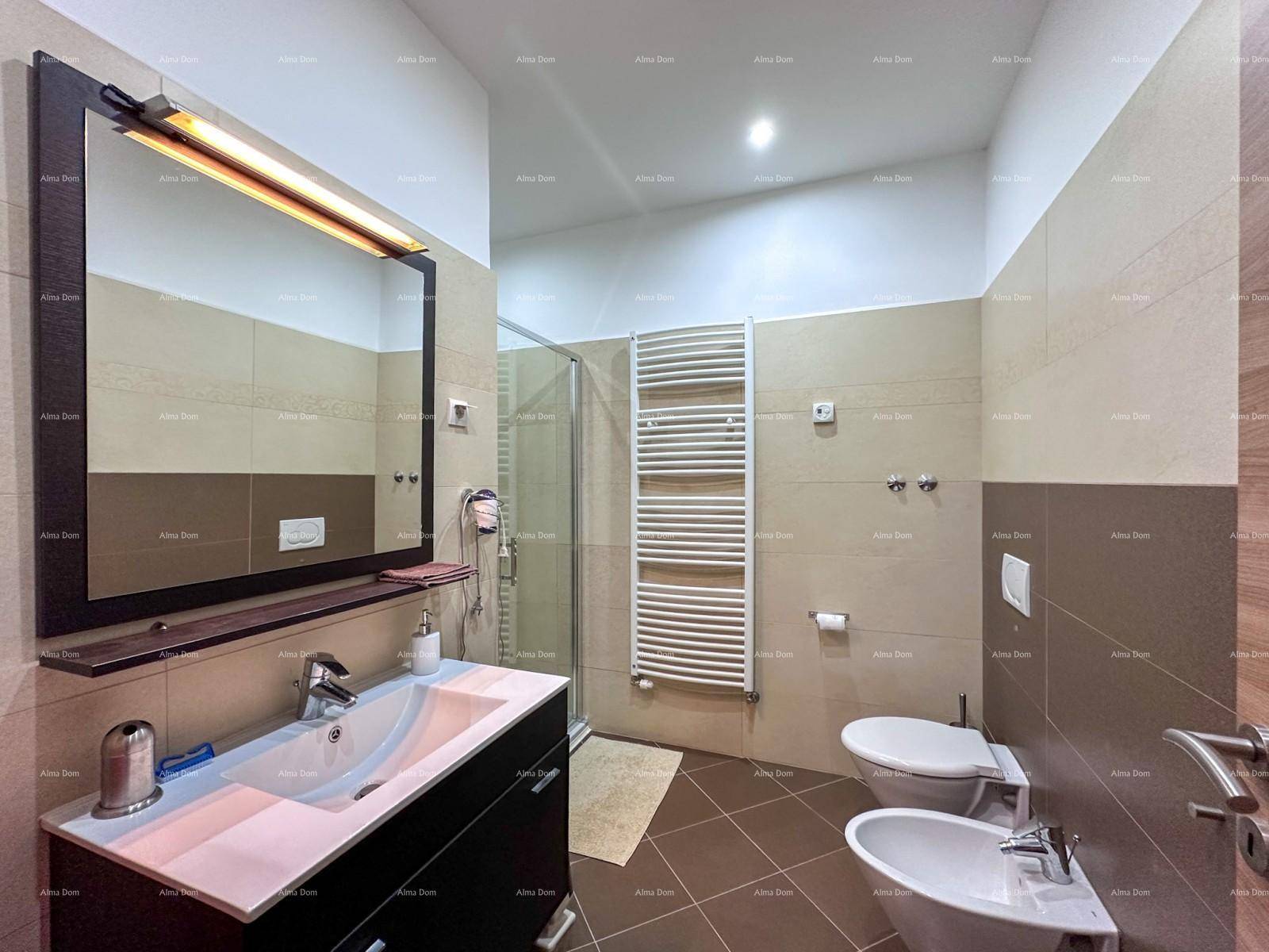 Modernes Badezimmer mit Dusche, WC, Bidet und beheiztem Handtuchhalter.