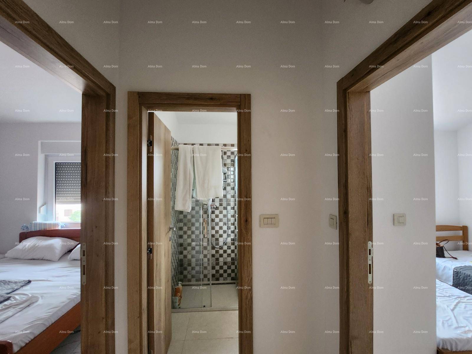 Flur mit Holztürrahmen, der zu einem Schlafzimmer und einem Badezimmer mit Duschkabine führt.