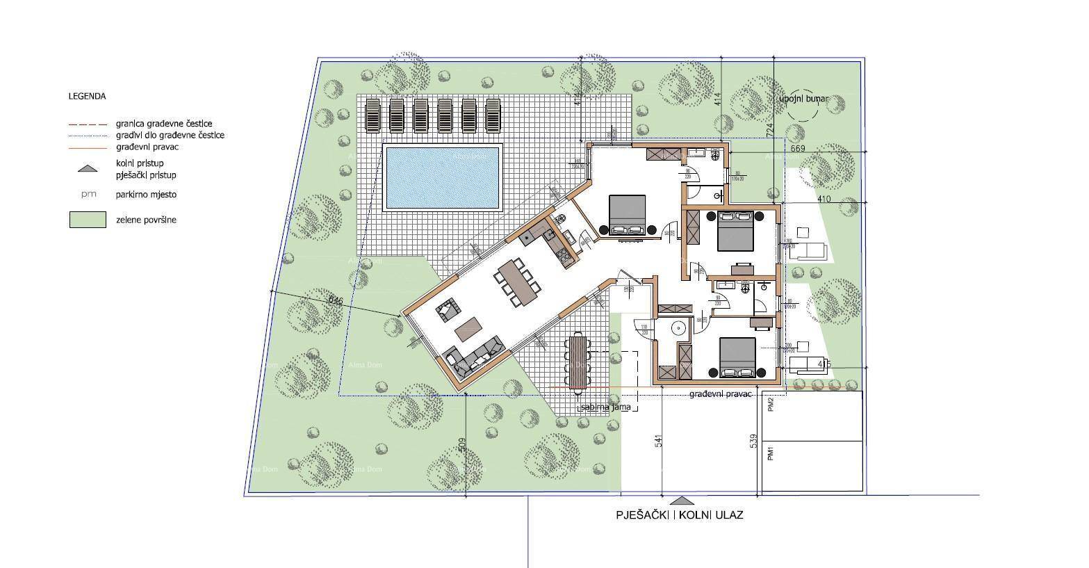Detaillierter Grundriss des Hauses mit Raumaufteilung, Pool und Gartenbereich.