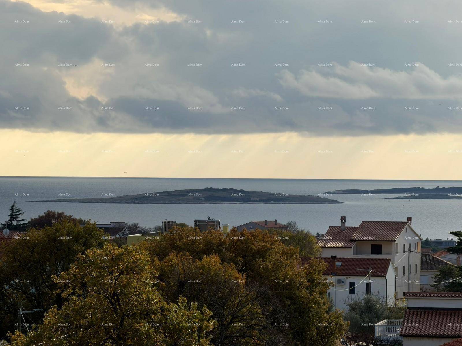 Weiter Blick über Dächer und Bäume auf das ruhige Meer mit einer kleinen Insel am Horizont.