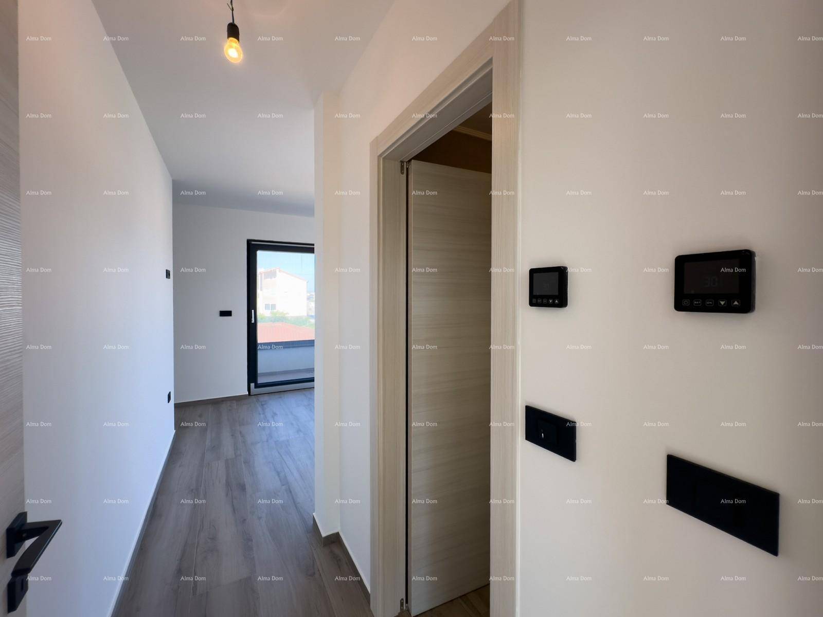 Heller Raum mit Holzoptik-Boden und Zugang zu einem Balkon mit viel Tageslicht.