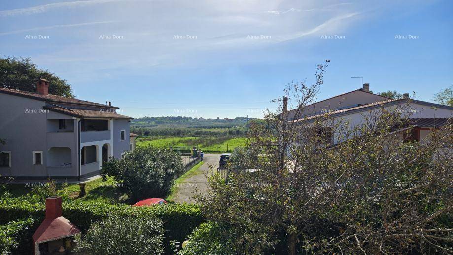 Weitläufiger Blick über die Landschaft mit Häusern und einem Grillplatz im Vordergrund.
