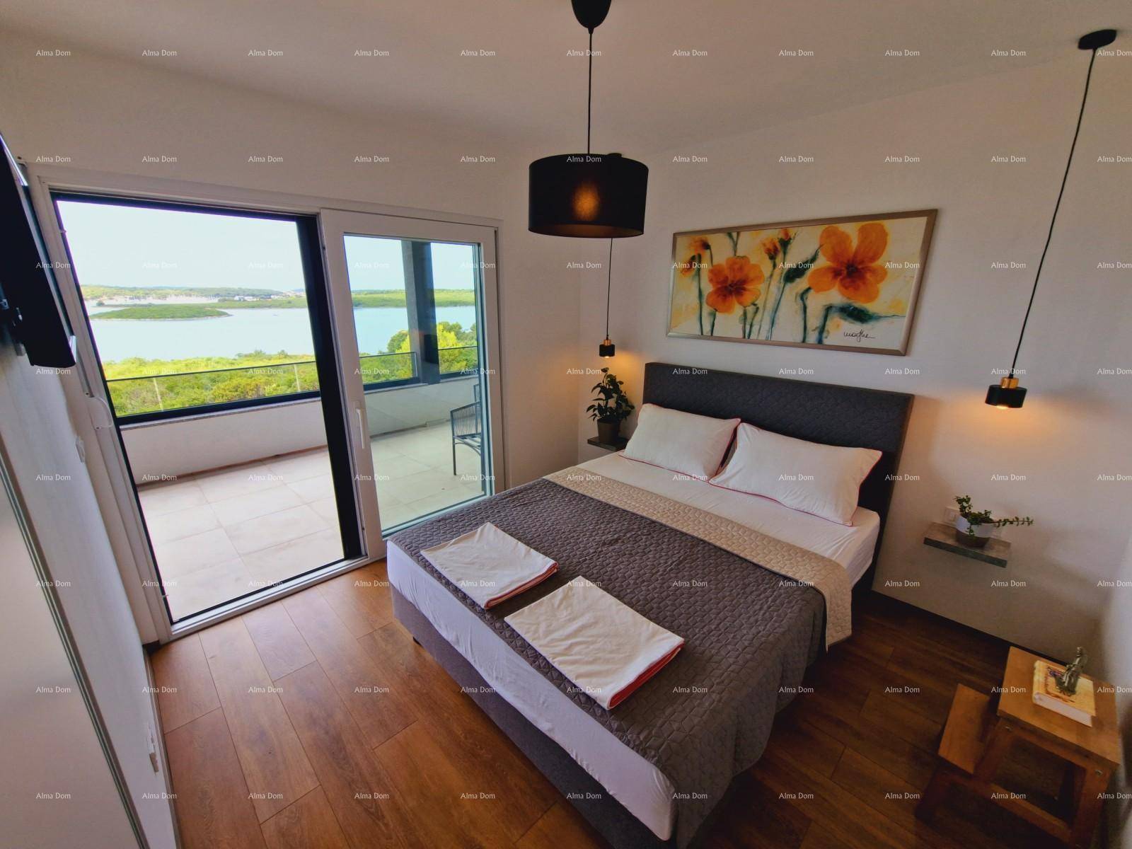 Gemütliches Schlafzimmer mit Holzboden, Balkonzugang und herrlichem Meerblick.