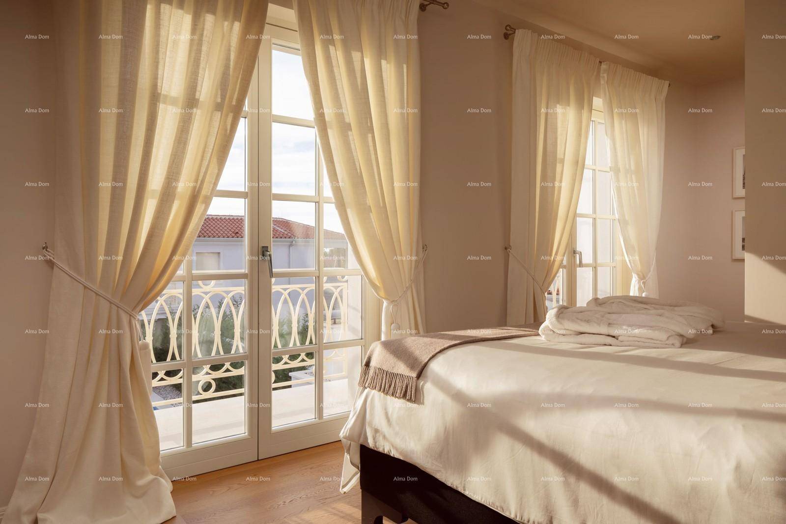 Lichtdurchflutetes Schlafzimmer mit Holzboden und großen Fenstern, die viel Sonne hereinlassen.