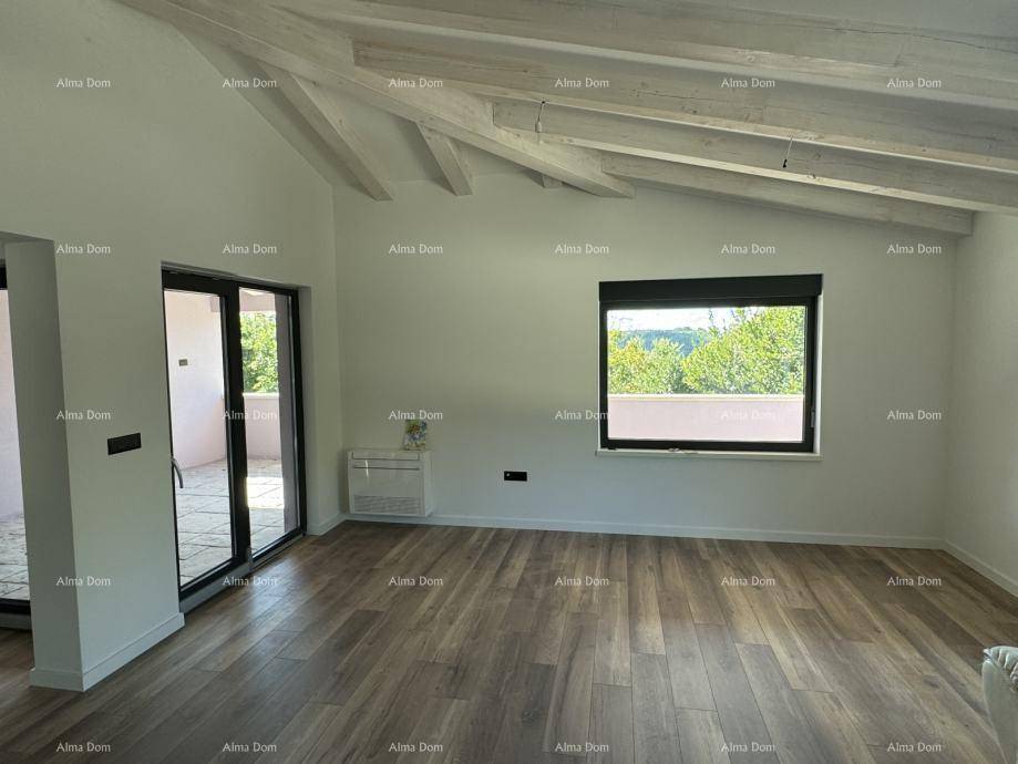 Geräumiger Wohnbereich mit Holzbalken, Zugang zur Terrasse und Klimaanlage.