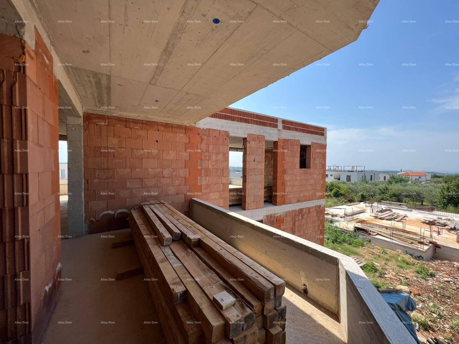 Innenraum im Rohbau mit Blick auf die Baustelle und Zugang zu einem zukünftigen Balkon.