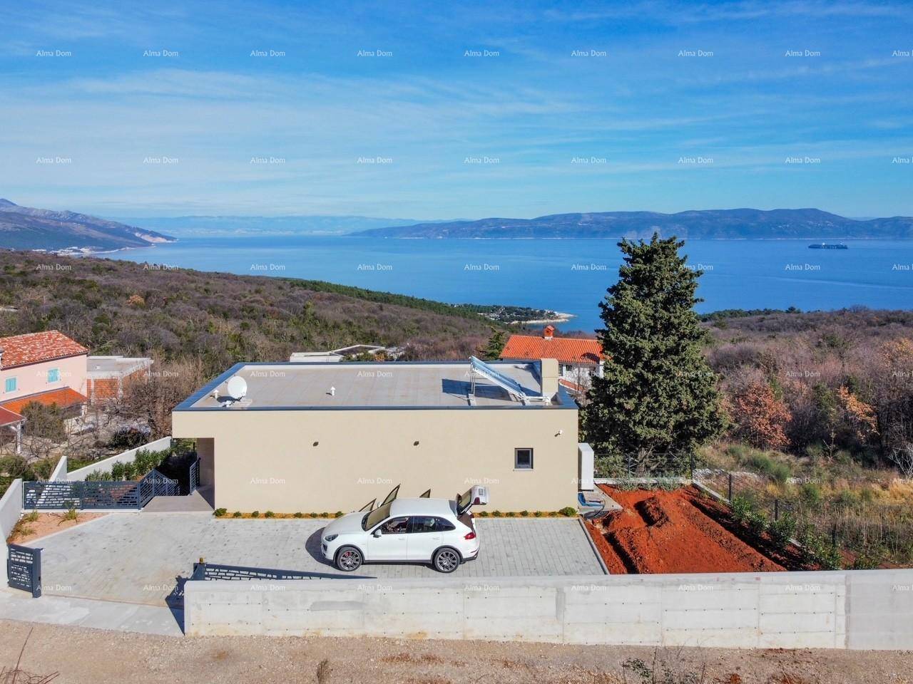 Moderne Villa mit Meerblick und großzügiger Auffahrt in sonniger Küstenlage.