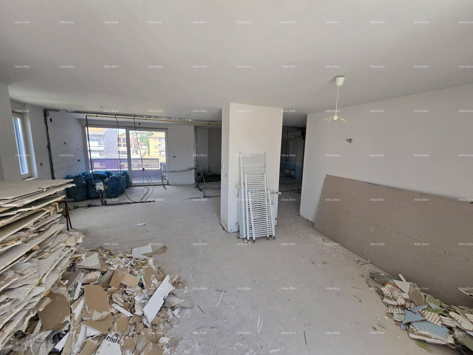 Großer Innenraum im Rohbau mit sichtbaren Installationen und Bauschutt.