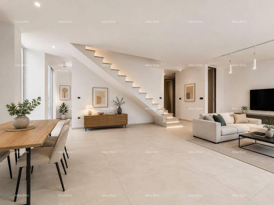 Heller, offener Wohn- und Essbereich mit modernen Fliesen, eleganter Treppe und stilvoller Einrichtung.