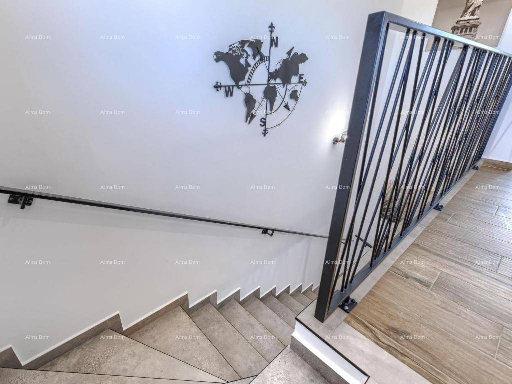 Moderne Treppe mit elegantem Metallgeländer und dekorativer Wanduhr.